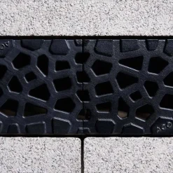 Caniveau béton polymère H 95 mm avec grille fonte noire Voronoï - Self 100 ACO
