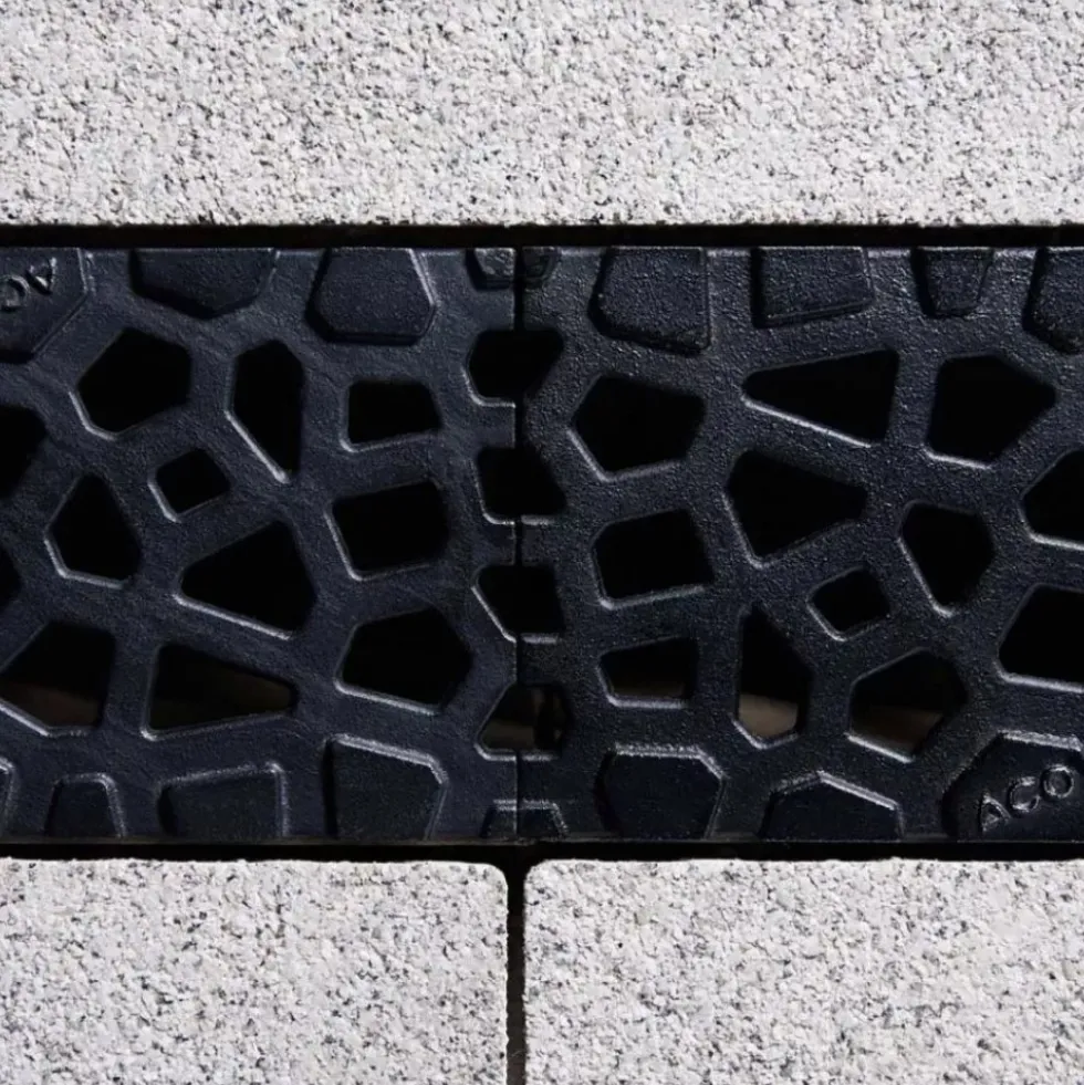 Caniveau béton polymère H 95 mm avec grille fonte noire Voronoï - Self 100 ACO