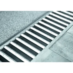 Caniveau béton polymère H95mm avec grille passerelle acier galva - Self 100 ACO