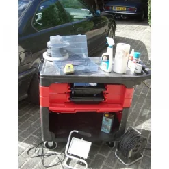 Chariot de travail mobile avec plateau ergonomique et rangements RUBBERMAID