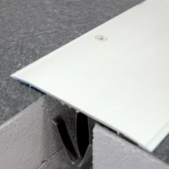 Couvre-joint à bords biseautés - longueur 3 m DINAC