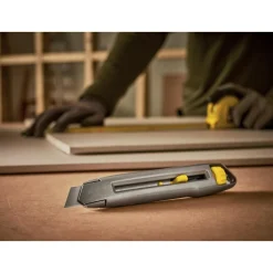 Cutter Interlock 18 mm avec 1 lame STANLEY
