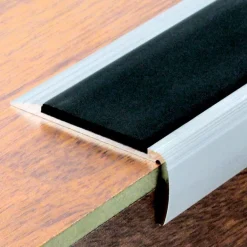 Nez de marche B1 à visser en aluminium 67x27 mm avec bande ISBA noire DINAC