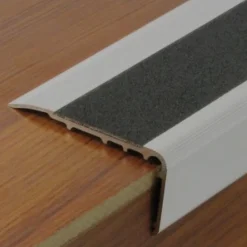 Nez de marche en aluminium avec bande antidérapante protectrice DINAC