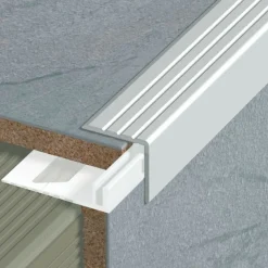 Nez de marche intérieur sans socle - hauteur adaptable - longueur 2,7 m DINAC
