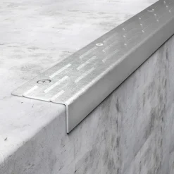 Nez de marche strié à ailettes B8 en inox 50x25 mm x2,45 m à visser DINAC