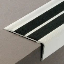 Nez de marche traditionnel adhésif en aluminium 6T 75x32 mm - 3,00 m DINAC