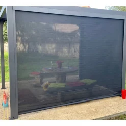 Pergola bioclimatique autoportante aluminium gris 7,20m2 + 2 stores latéraux HABRITA