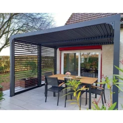Pergola bioclimatique avec panneaux moucharabieh et rideau manuel alu gris - 3,60x3,00 m - 10,80 m2 HABRITA