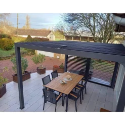 Pergola bioclimatique avec panneaux moucharabieh et rideau manuel alu gris - 3,60x3,00 m - 10,80 m2 HABRITA