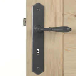Poignées de porte sur plaque - fer patiné - Nevers BOUVET