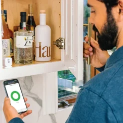 Serrure connectée en applique pour meuble - bluetooth et wifi - blanc YALE